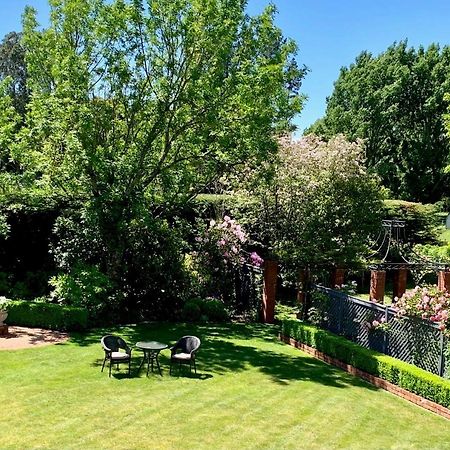 Pin Oaks Luxury Bed & Breakfast Palmerston North Bagian luar foto