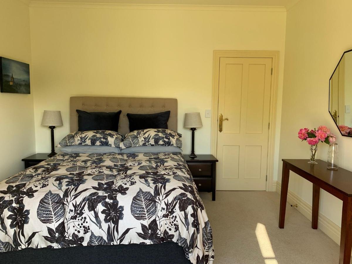 Pin Oaks Luxury Bed & Breakfast Palmerston North Bagian luar foto