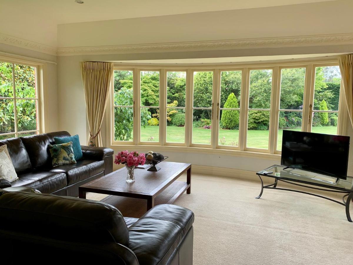 Pin Oaks Luxury Bed & Breakfast Palmerston North Bagian luar foto