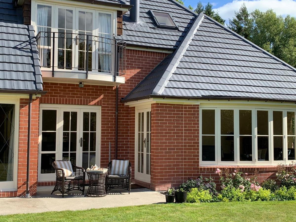 Pin Oaks Luxury Bed & Breakfast Palmerston North Bagian luar foto