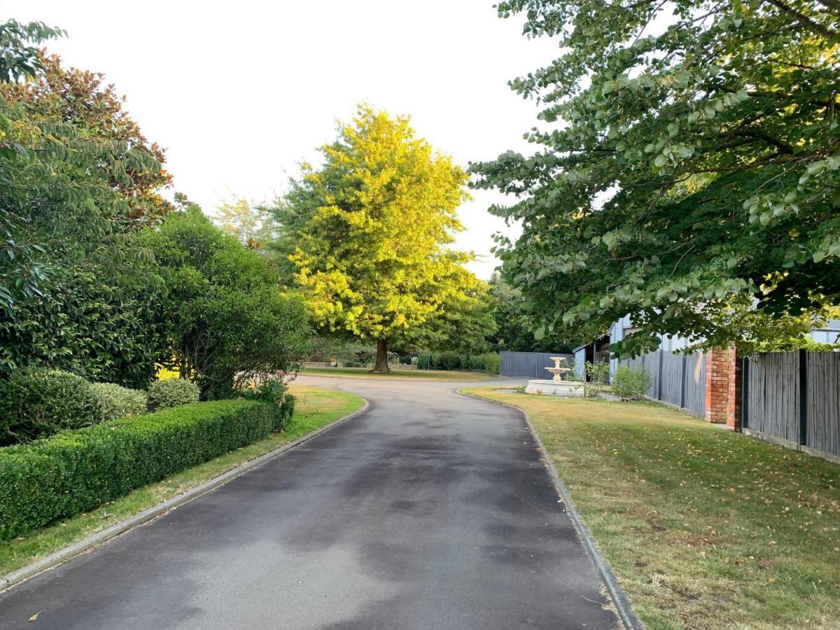 Pin Oaks Luxury Bed & Breakfast Palmerston North Bagian luar foto