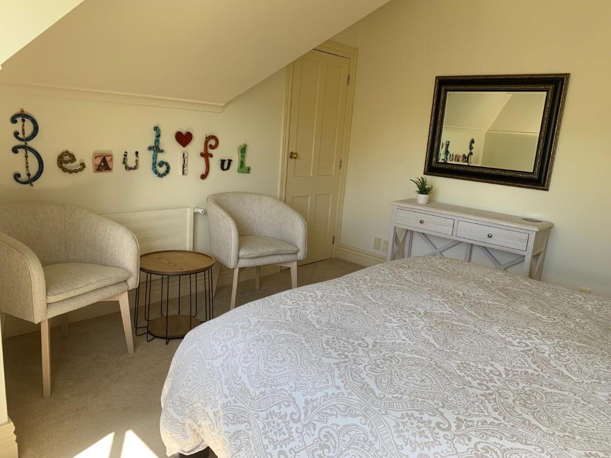 Pin Oaks Luxury Bed & Breakfast Palmerston North Bagian luar foto