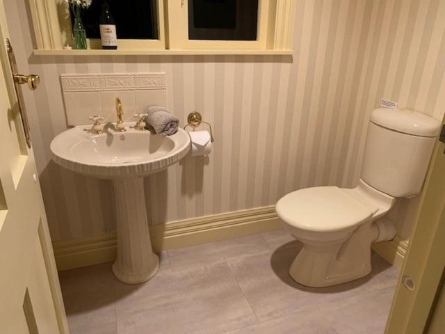 Pin Oaks Luxury Bed & Breakfast Palmerston North Bagian luar foto